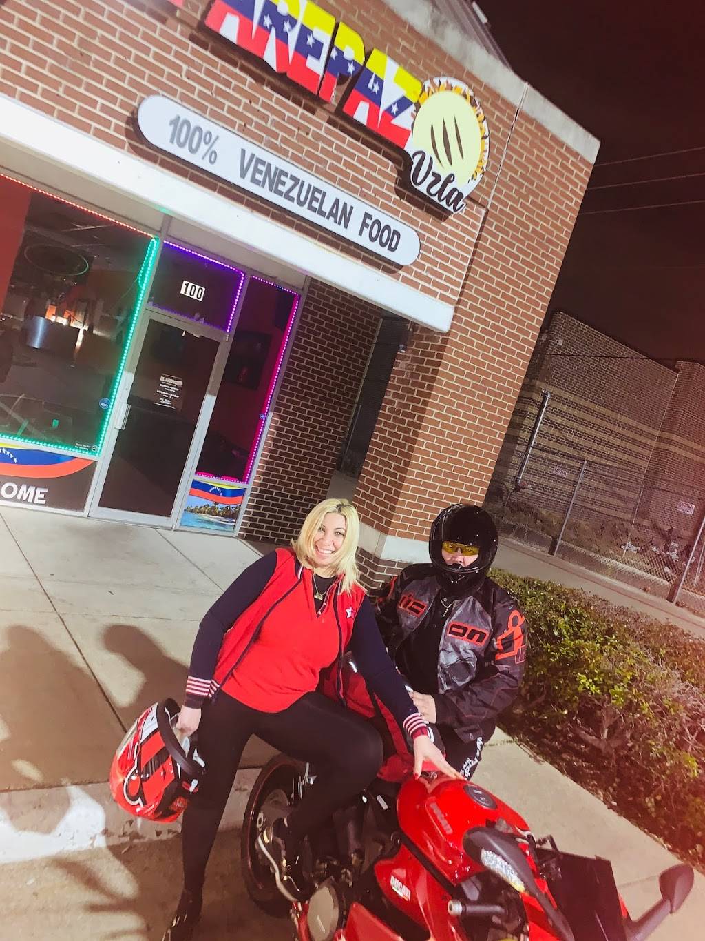 El Arepazo Vzla | restaurant | 2661 Midway Rd #100, Carrollton, TX 75006, USA | 4696770177 OR +1 469-677-0177