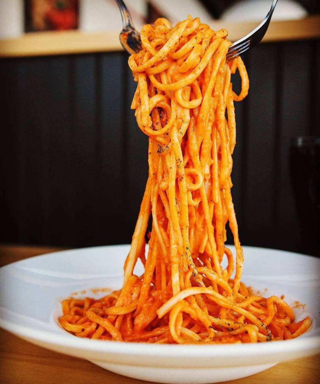 Mikes | restaurant | 10490 Rue Lajeunesse, Montréal, QC H3L 2E5, Canada | 5143850123 OR +1 514-385-0123