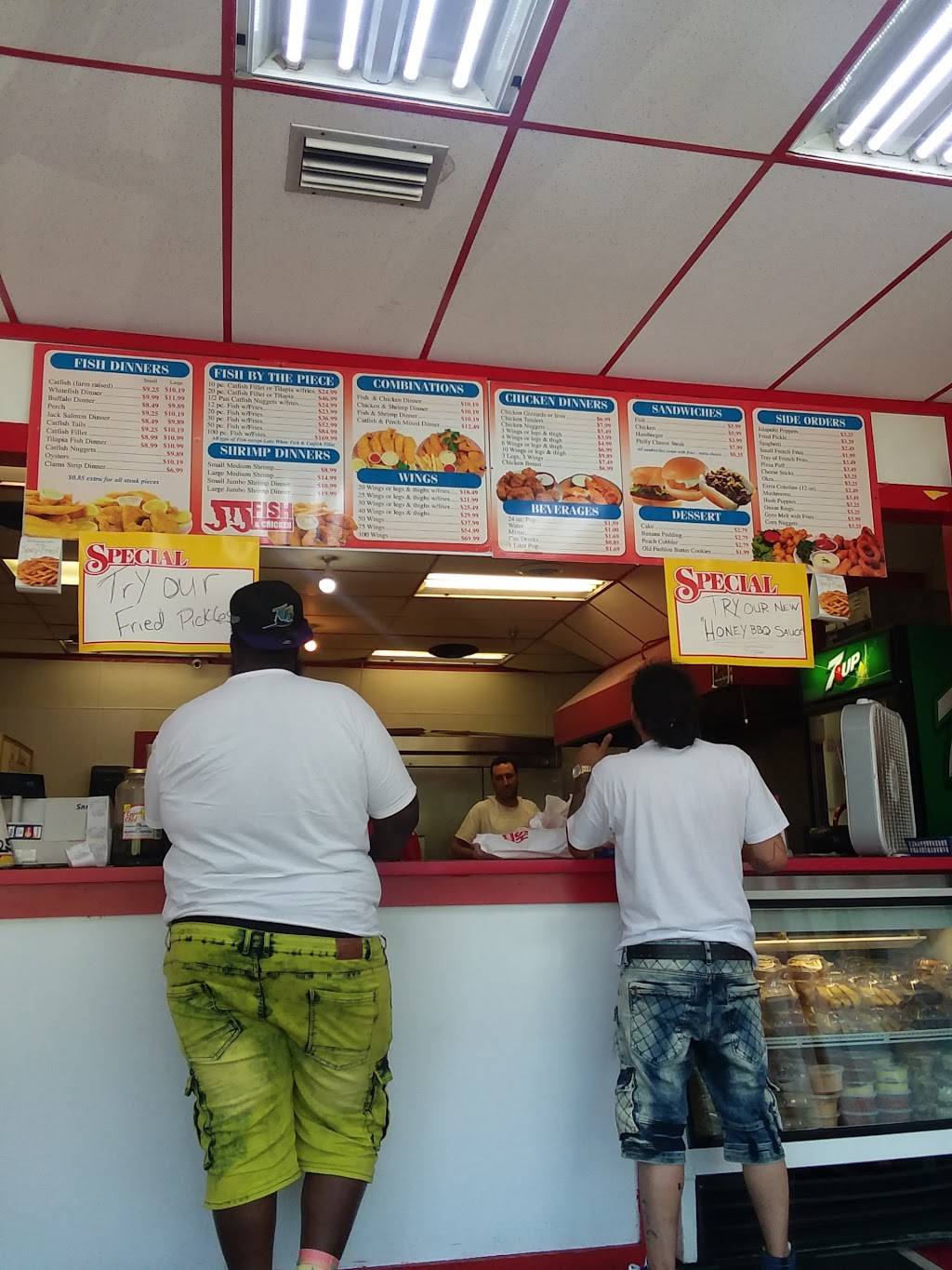 J & J Fish | restaurant | 525 University Pkwy, University Park, IL 60466, USA | 7085341195 OR +1 708-534-1195