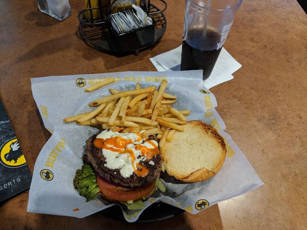 Buffalo Wild Wings | meal takeaway | 10761 International Dr, Orlando, FL 32821, USA | 4079853400 OR +1 407-985-3400
