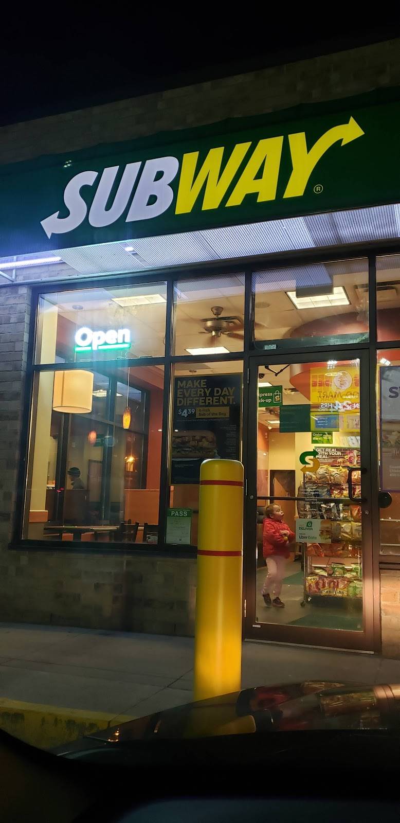 Subway | restaurant | 810 Main St E, Hamilton, ON L8M 1L6, Canada | 9055438800 OR +1 905-543-8800