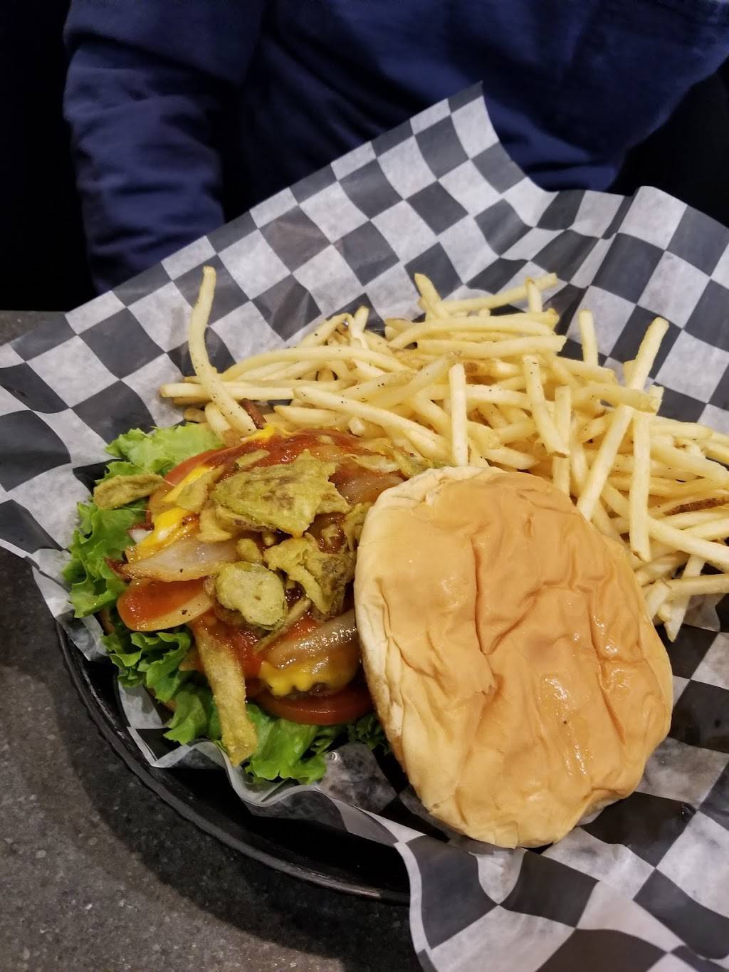 Louies Grill & Bar | restaurant | 9401 Lake Hefner Pkwy, Oklahoma City, OK 73120, USA | 4057512298 OR +1 405-751-2298