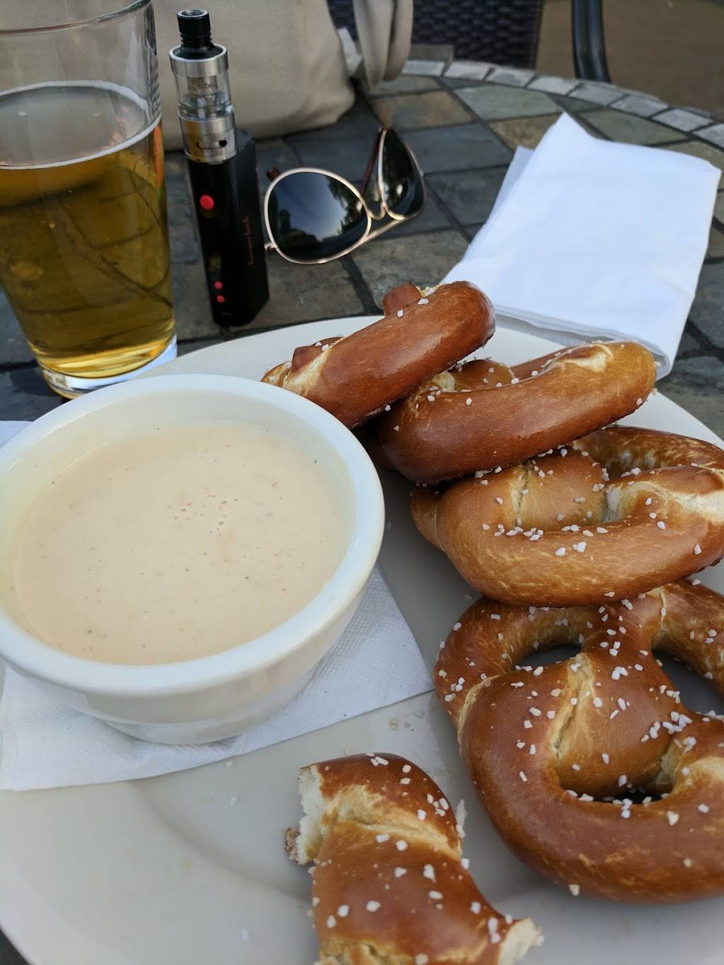 Bucket Head Tavern | restaurant | 5458, 8039, Ray Mears Blvd, Knoxville, TN 37919, USA | 8653949936 OR +1 865-394-9936