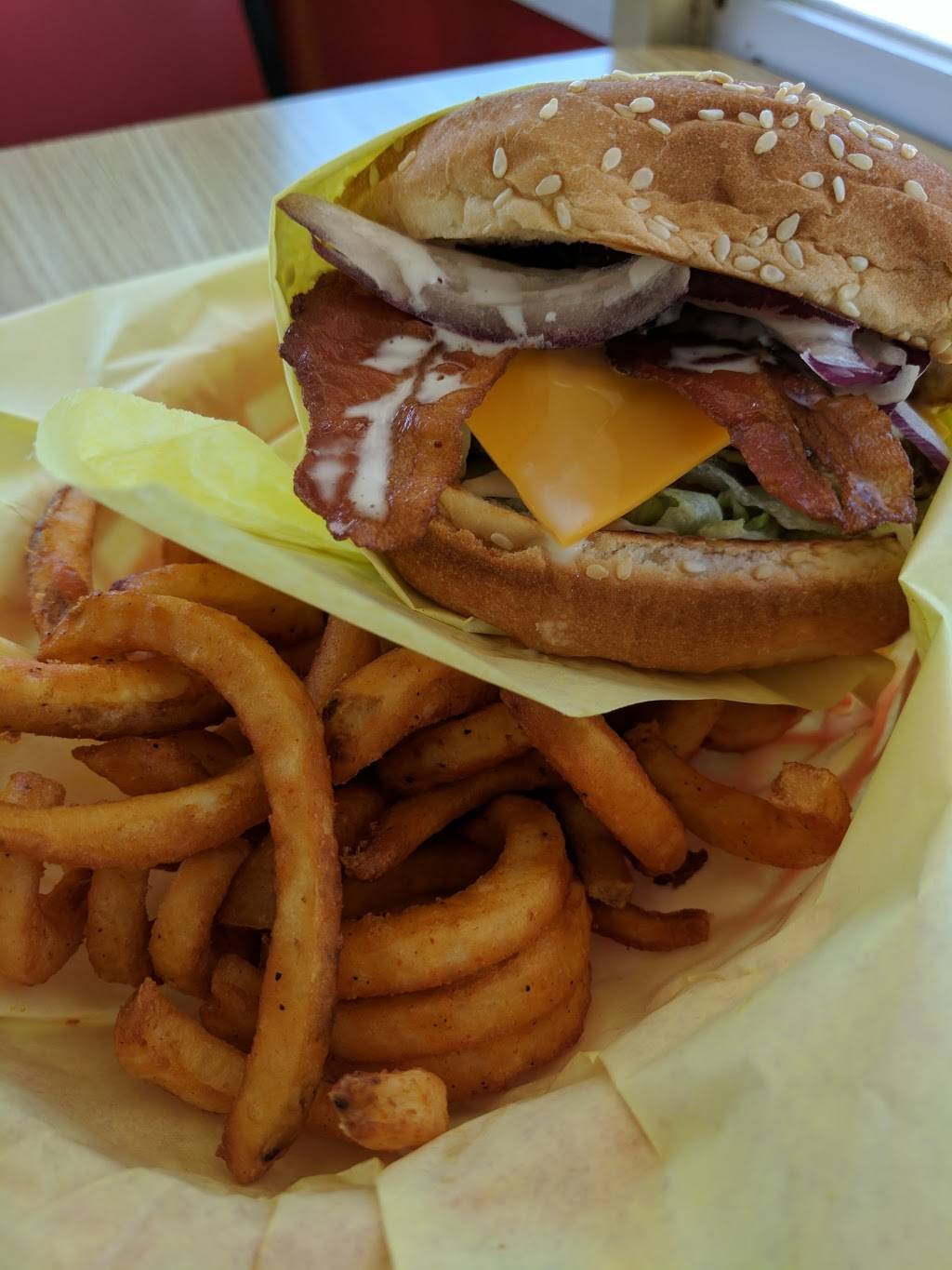 Moms Old Fashion Burgers | restaurant | 1311 W Clinton Ave, Fresno, CA 93705, USA | 5592663245 OR +1 559-266-3245