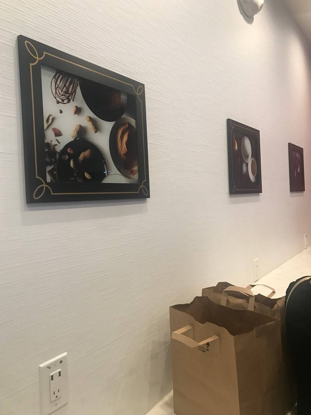 Häagen-Dazs® Ice Cream Shop | restaurant | 1113 Galleria Way E-2, Glendale, CA 91210, USA | 8007670120 OR +1 800-767-0120