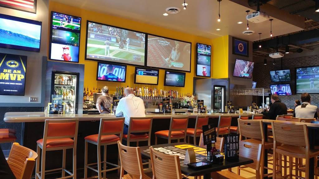 Buffalo Wild Wings | meal takeaway | 18425 Orchard Trail, Lakeville, MN 55044, USA | 9528982999 OR +1 952-898-2999