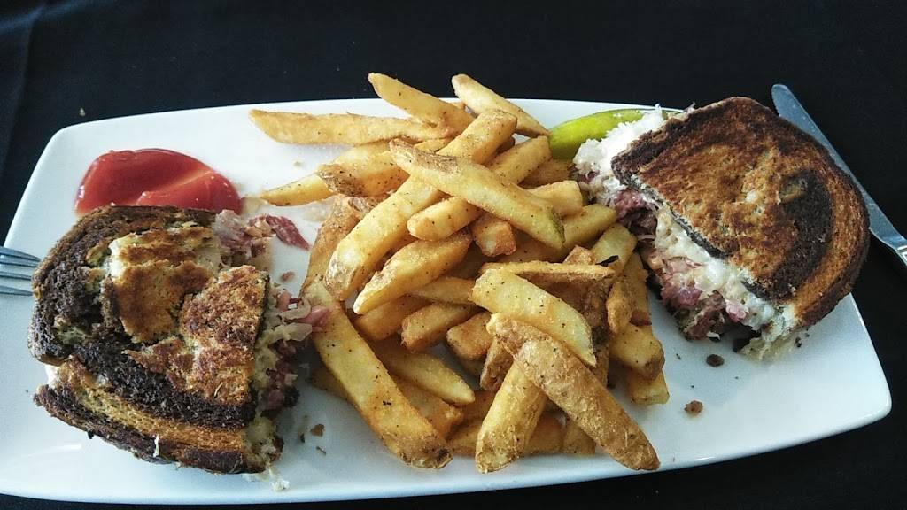 BBs Bar & Grille | restaurant | 2424 Cranberry Hwy, Wareham, MA 02571, USA | 7746784215 OR +1 774-678-4215