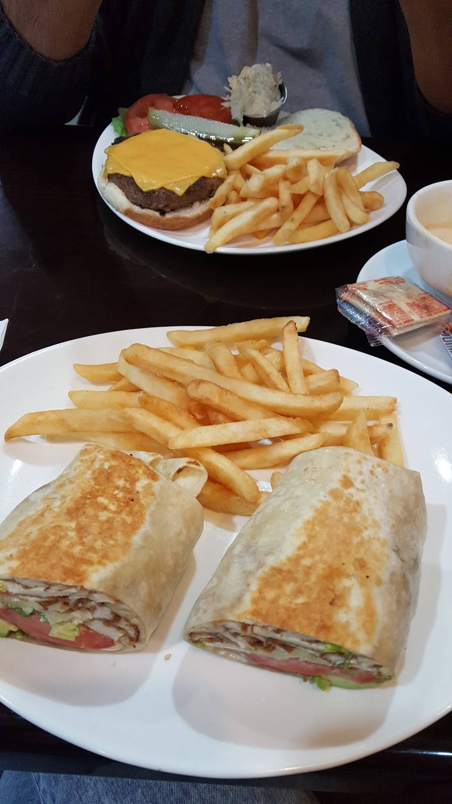 Circle Diner | restaurant | 412 E Madison Ave, Dumont, NJ 07628, USA | 2013879566 OR +1 201-387-9566