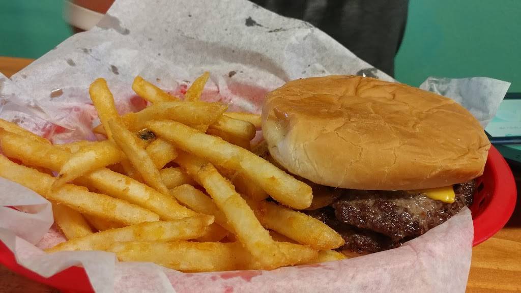 Naomis Diner | restaurant | 15033 Main St, Lytle, TX 78052, USA | 8307723462 OR +1 830-772-3462