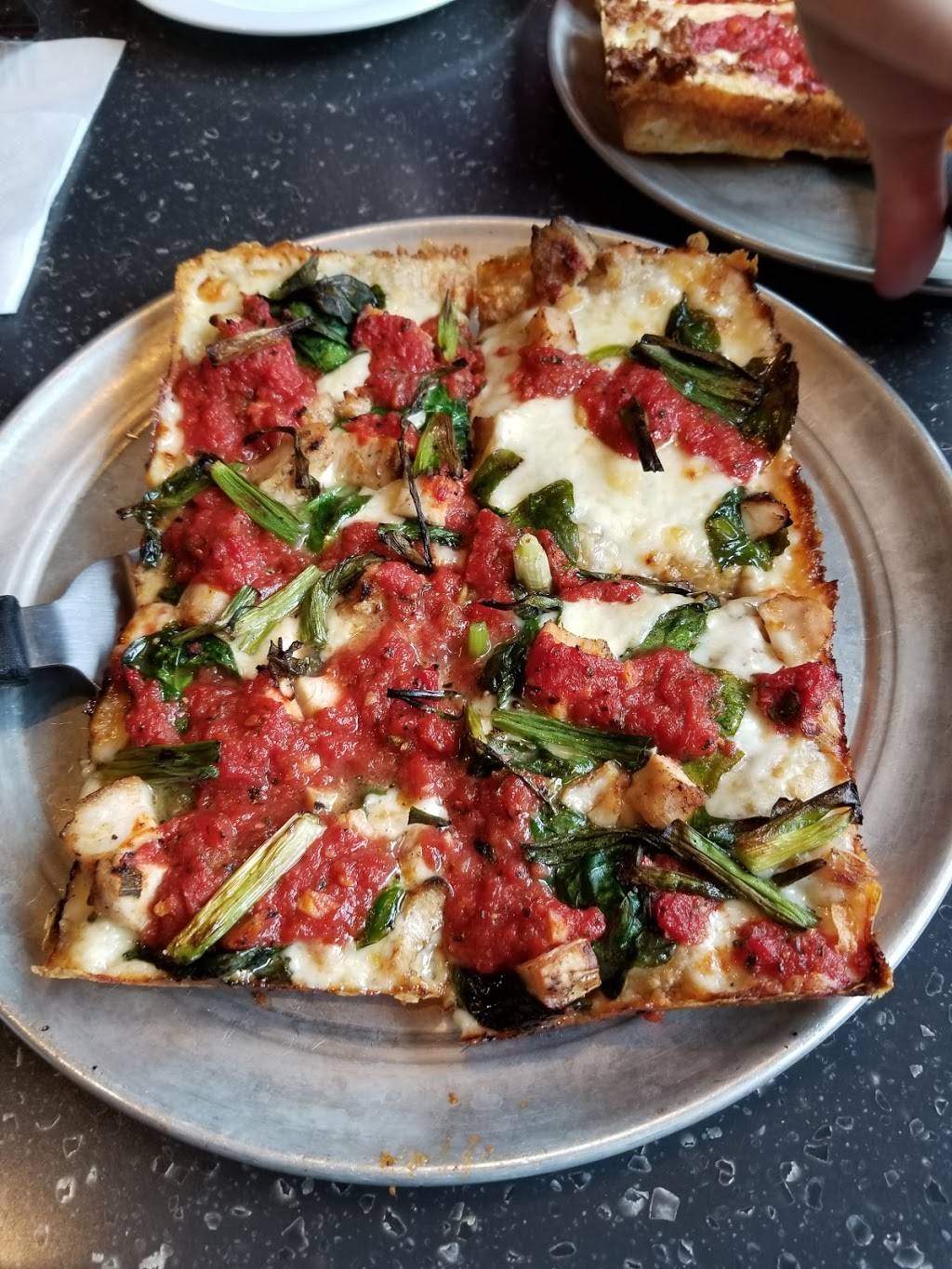 Buddys Pizza | restaurant | 4061 28th St SE, Grand Rapids, MI 49512, USA | 6165549663 OR +1 616-554-9663