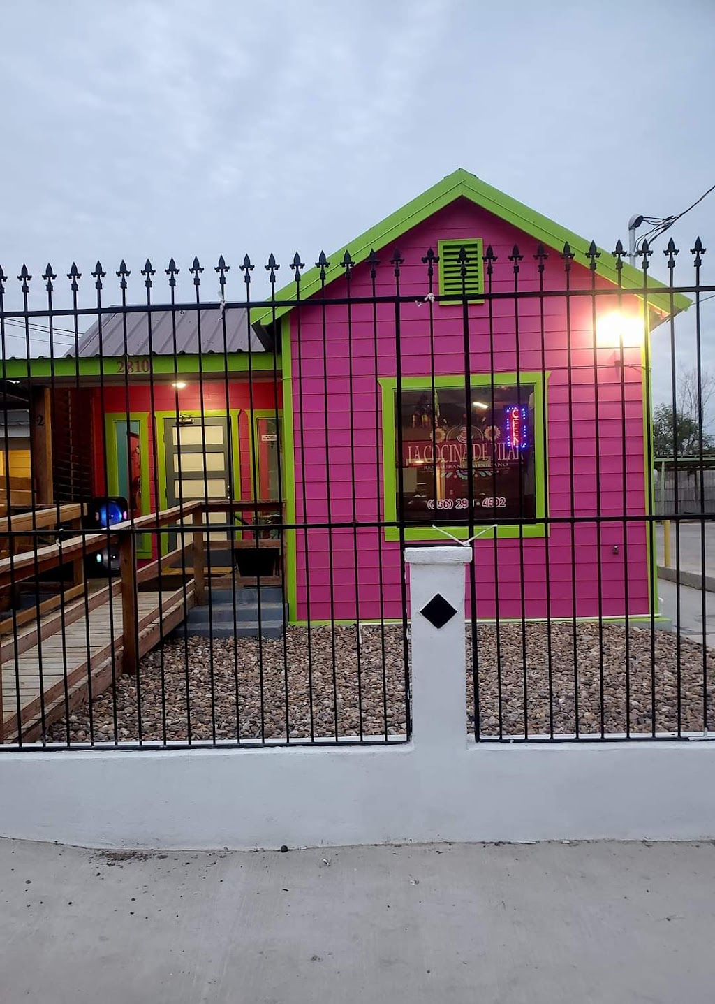 La Cocina de Pilar - Restaurante Mexicano | restaurant | 2810 San Bernardo Ave, Laredo, TX 78040, USA | 9562904592 OR +1 956-290-4592