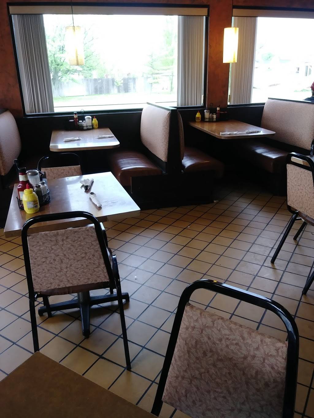 Fifth Wheel Truck Stop & Rest | restaurant | 8500 N Telegraph Rd, Newport, MI 48166, USA | 7345862210 OR +1 734-586-2210