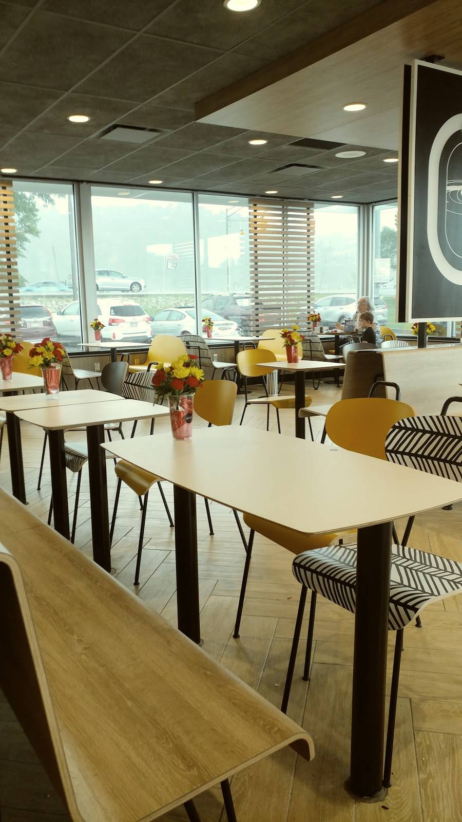 McDonalds | cafe | 4179 Maccorkle Ave, St Albans, WV 25177, USA | 3047275889 OR +1 304-727-5889