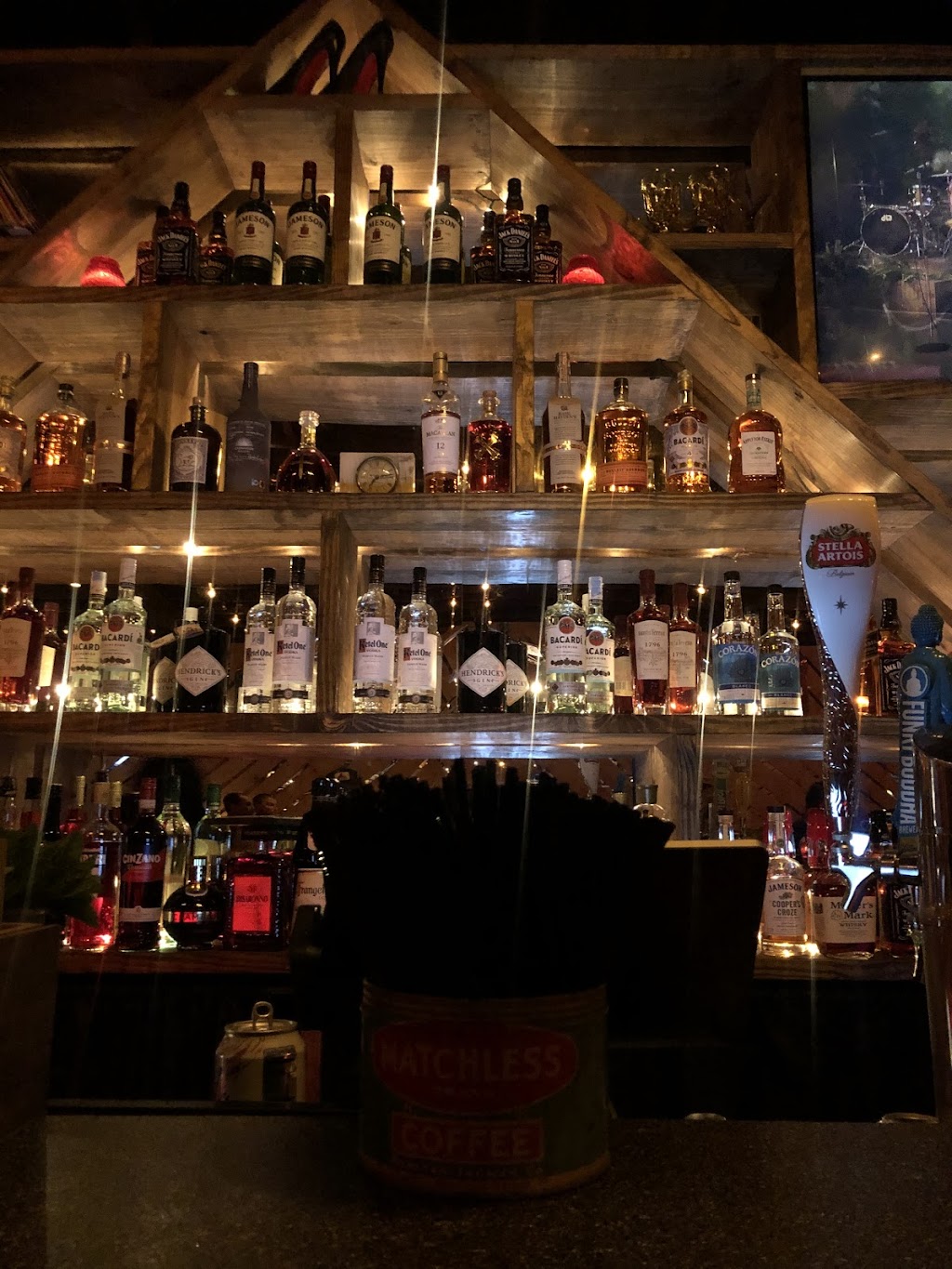 Roxannes Liquor Bar & Kitchen | restaurant | 823 N Federal Hwy, Fort Lauderdale, FL 33304, USA | 9542563996 OR +1 954-256-3996