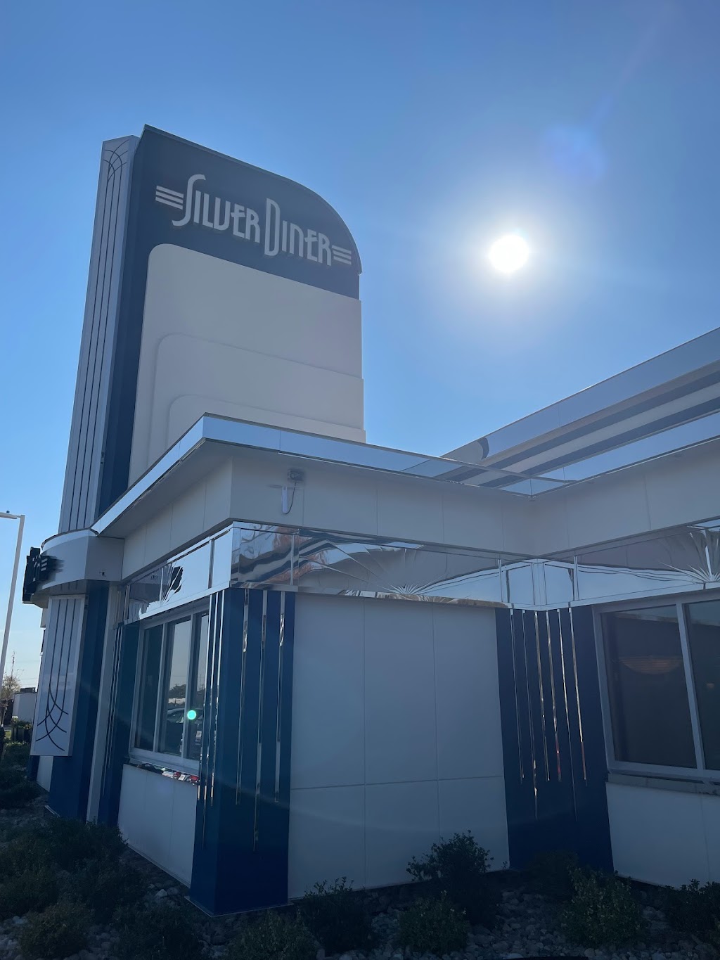 Silver Diner | restaurant | 44050 Pointe Plz, Chantilly, VA 20152, USA | 7034689322 OR +1 703-468-9322