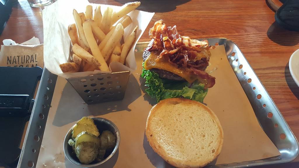 Chilis Grill & Bar | meal takeaway | 2503 W Wheatland Rd, Dallas, TX 75237, USA | 9722834800 OR +1 972-283-4800