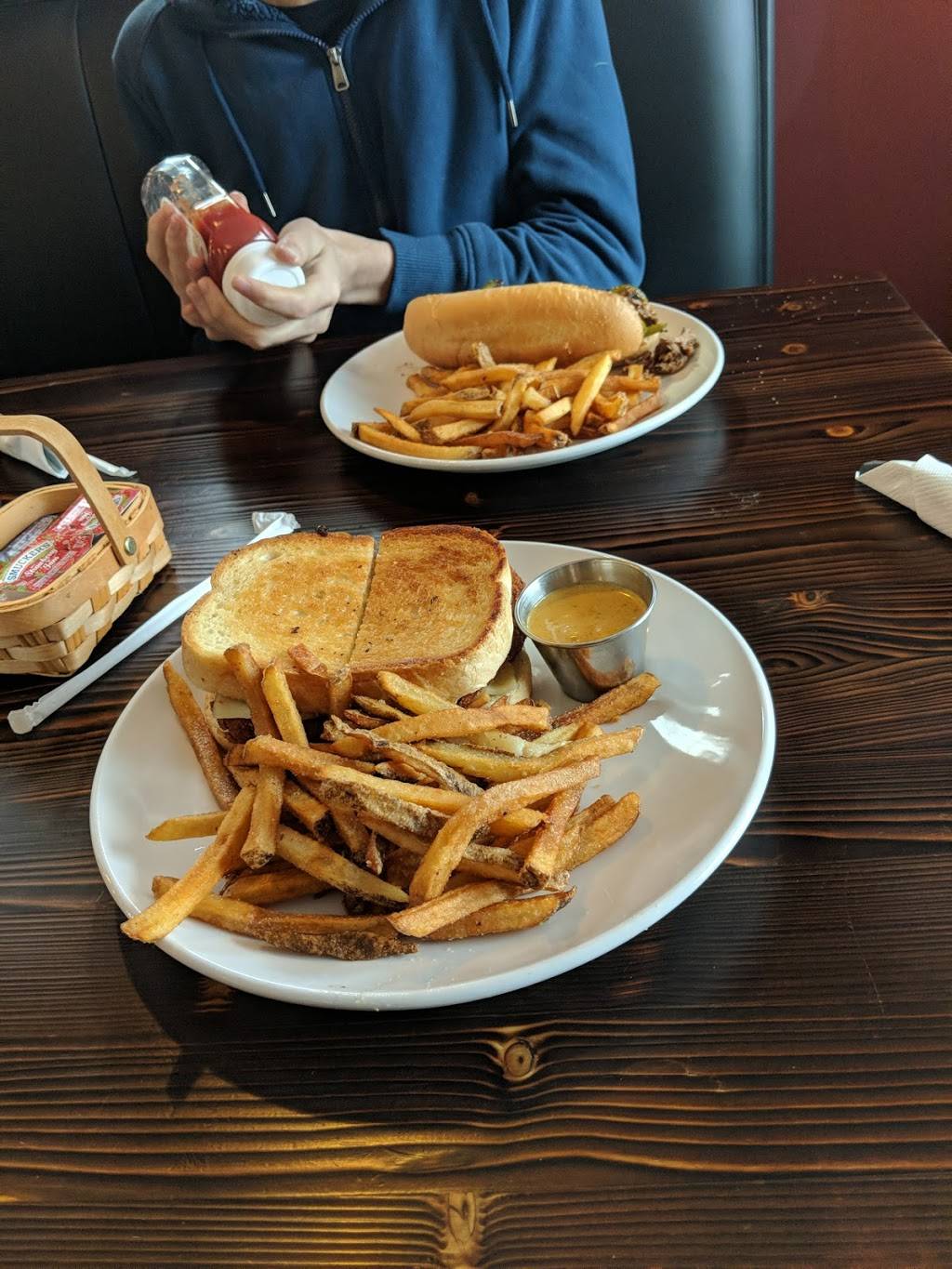 Hot Grillz Diner | restaurant | 7188 Northfield Rd, Macedonia, OH 44056, USA | 4406589666 OR +1 440-658-9666