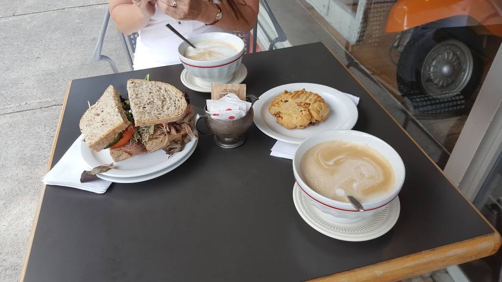 Boboli | cafe | 32 King St W, Brockville, ON K6V 3P6, Canada | 6134982957 OR +1 613-498-2957