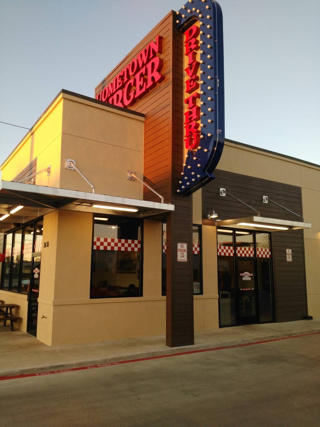 Hometown Burger | restaurant | 3436 Roosevelt Ave, San Antonio, TX 78214, USA | 2109288646 OR +1 210-928-8646