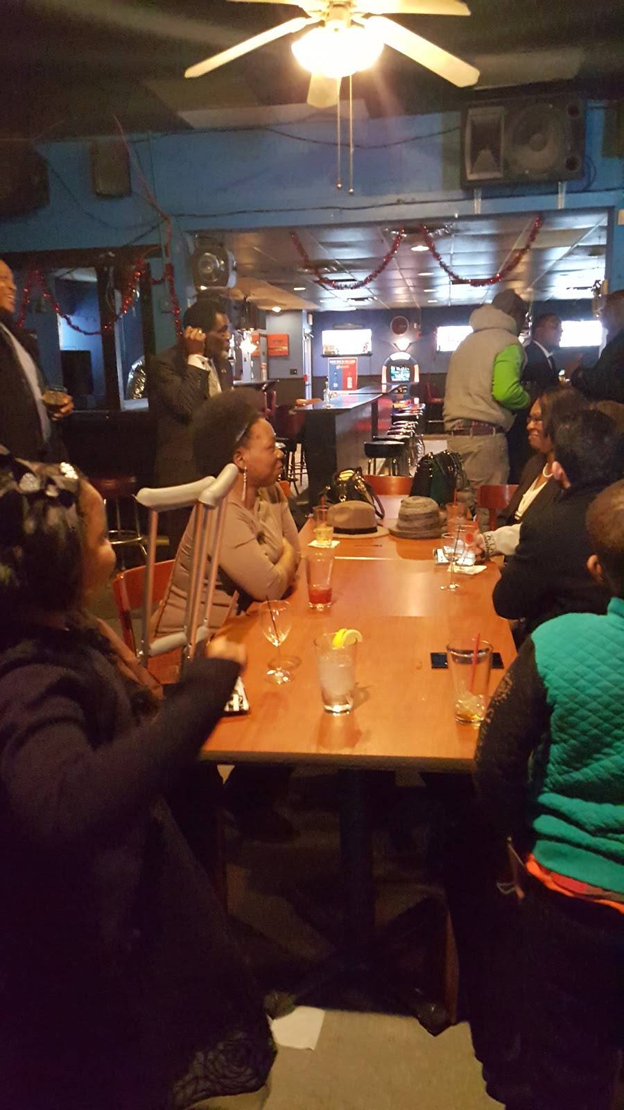 Wolfs Den | restaurant | 8214 Cedar Ave, Cleveland, OH 44103, USA | 2163916414 OR +1 216-391-6414