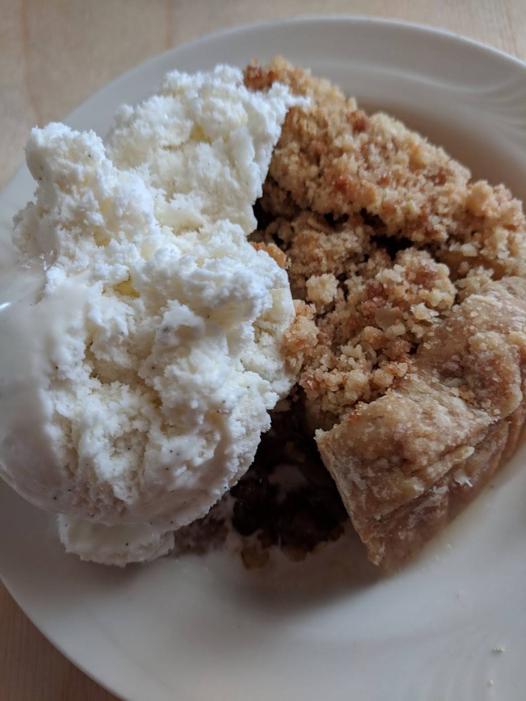 Bluebird Restaurant & Tavern | restaurant | 102 E River St, Leland, MI 49654, USA | 2312569081 OR +1 231-256-9081