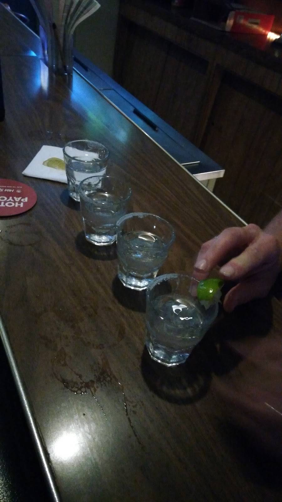 D Cs Across the Street | restaurant | 105 Brooks St, Oceanside, CA 92054, USA | 7604338944 OR +1 760-433-8944