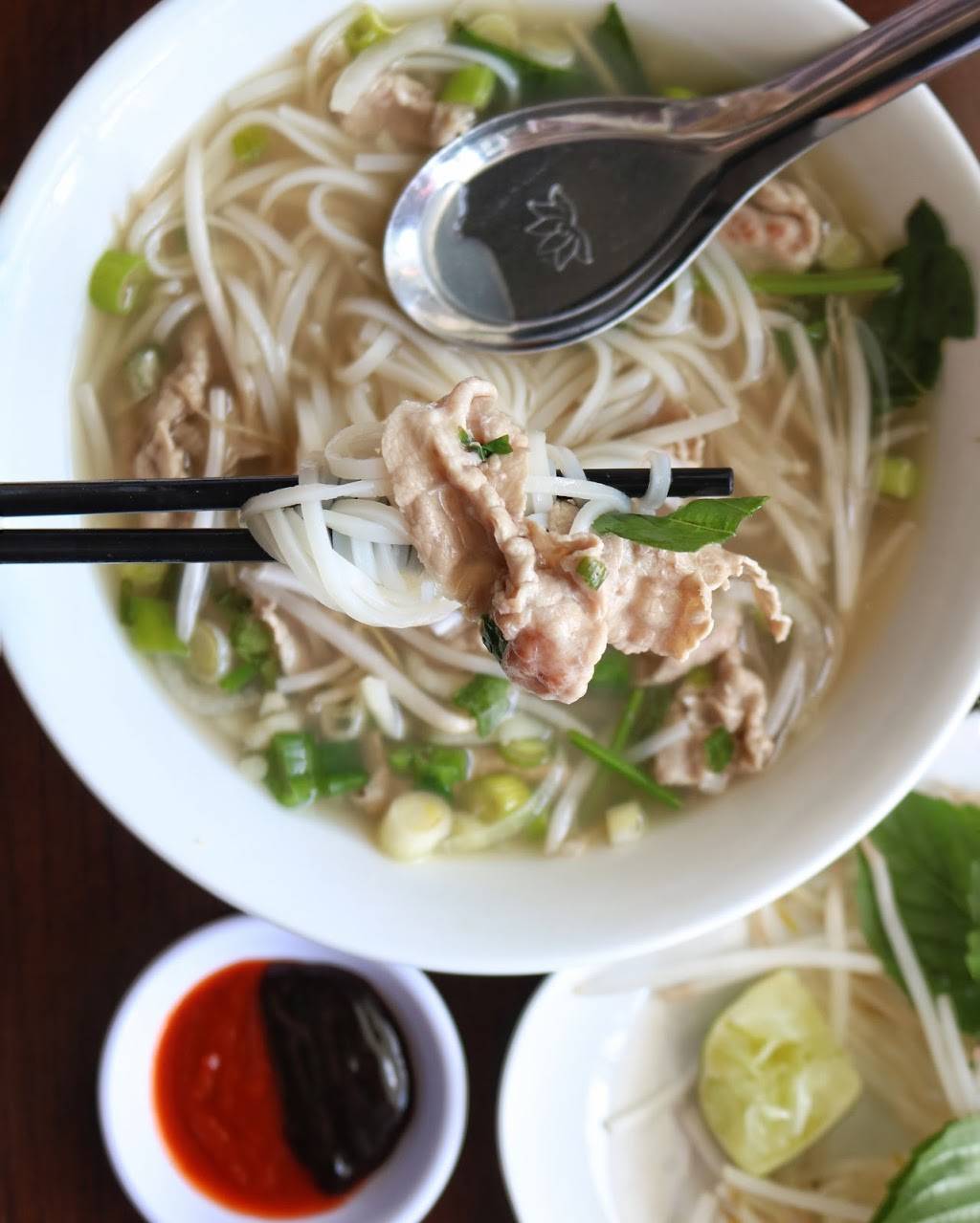 Lotus Thai & Vietnamese Cuisine | restaurant | 280 Mud St W, Stoney Creek, ON L8J 3Z6, Canada | 9055611888 OR +1 905-561-1888