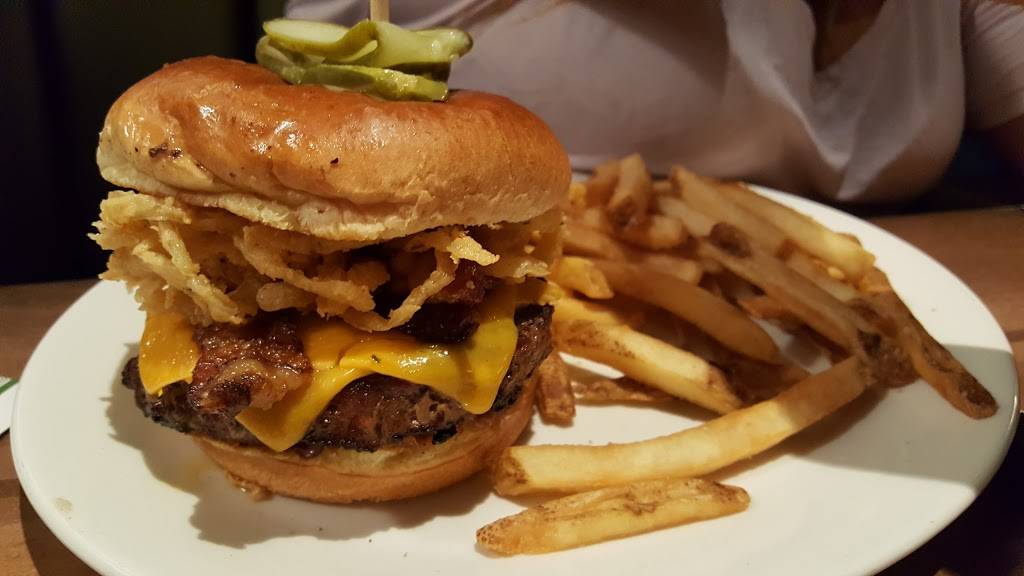 Houlihans | restaurant | 9365 Rain Lily Trail, Fort Worth, TX 76177, USA | 8177502190 OR +1 817-750-2190