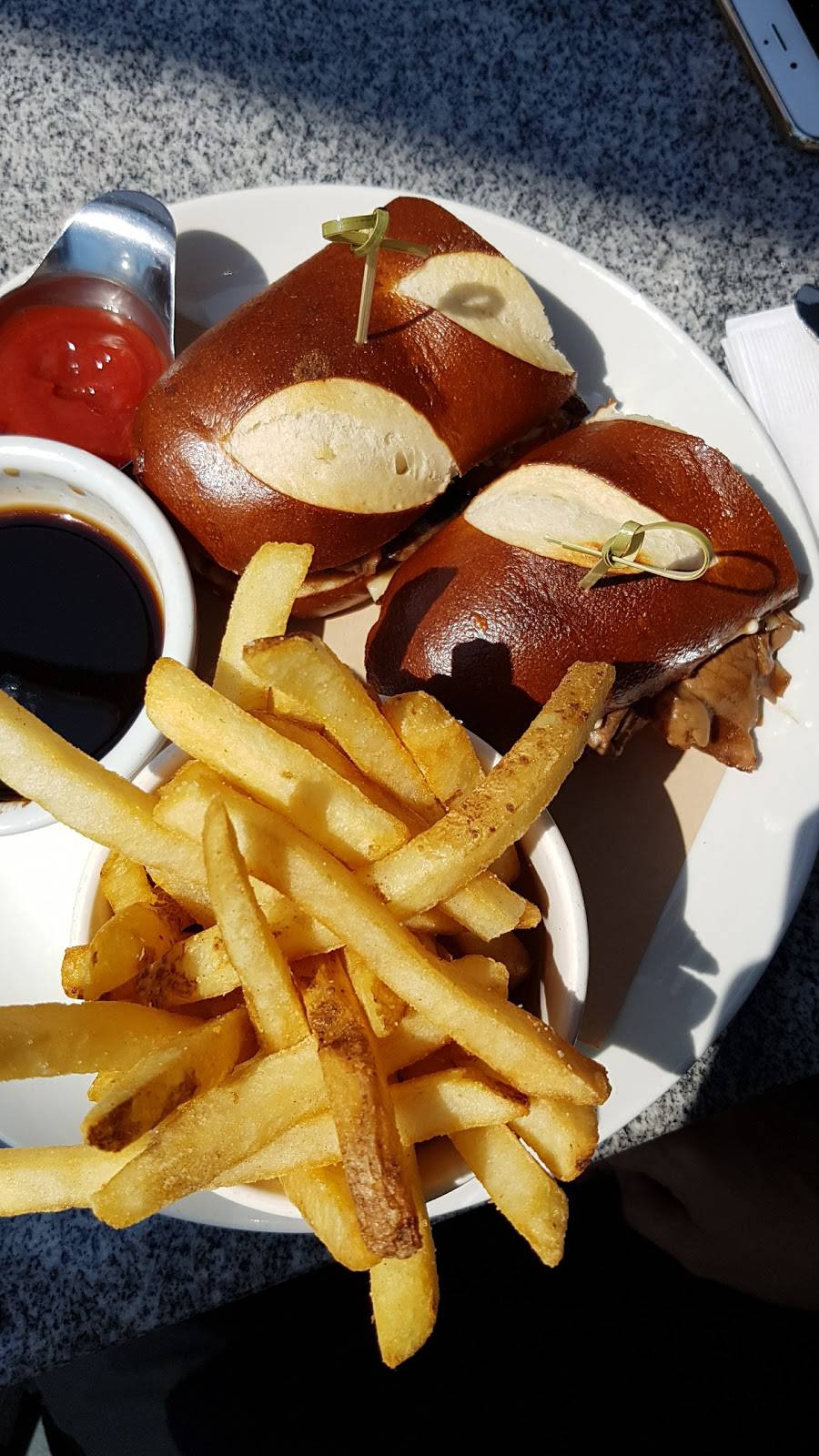 Moxies Grill & Bar | night club | 601 Earl Grey Dr, Kanata, ON K2T 1K4, Canada | 6135995000 OR +1 613-599-5000