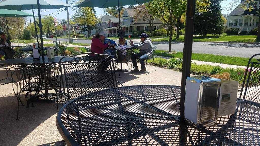 Doyles Dogs "At the Stand" | restaurant | 337 E Lake St, Lake Mills, WI 53551, USA | 9207237640 OR +1 920-723-7640