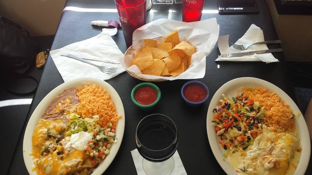 Dos Charros Tex mex | restaurant | 400 W Lennon Dr, Emory, TX 75440, USA | 9034730007 OR +1 903-473-0007