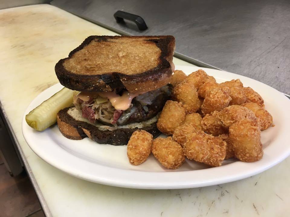 Nuckleheadz Bar & Grill | restaurant | 3680 County Hwy NN, West Bend, WI 53095, USA | 2623539360 OR +1 262-353-9360