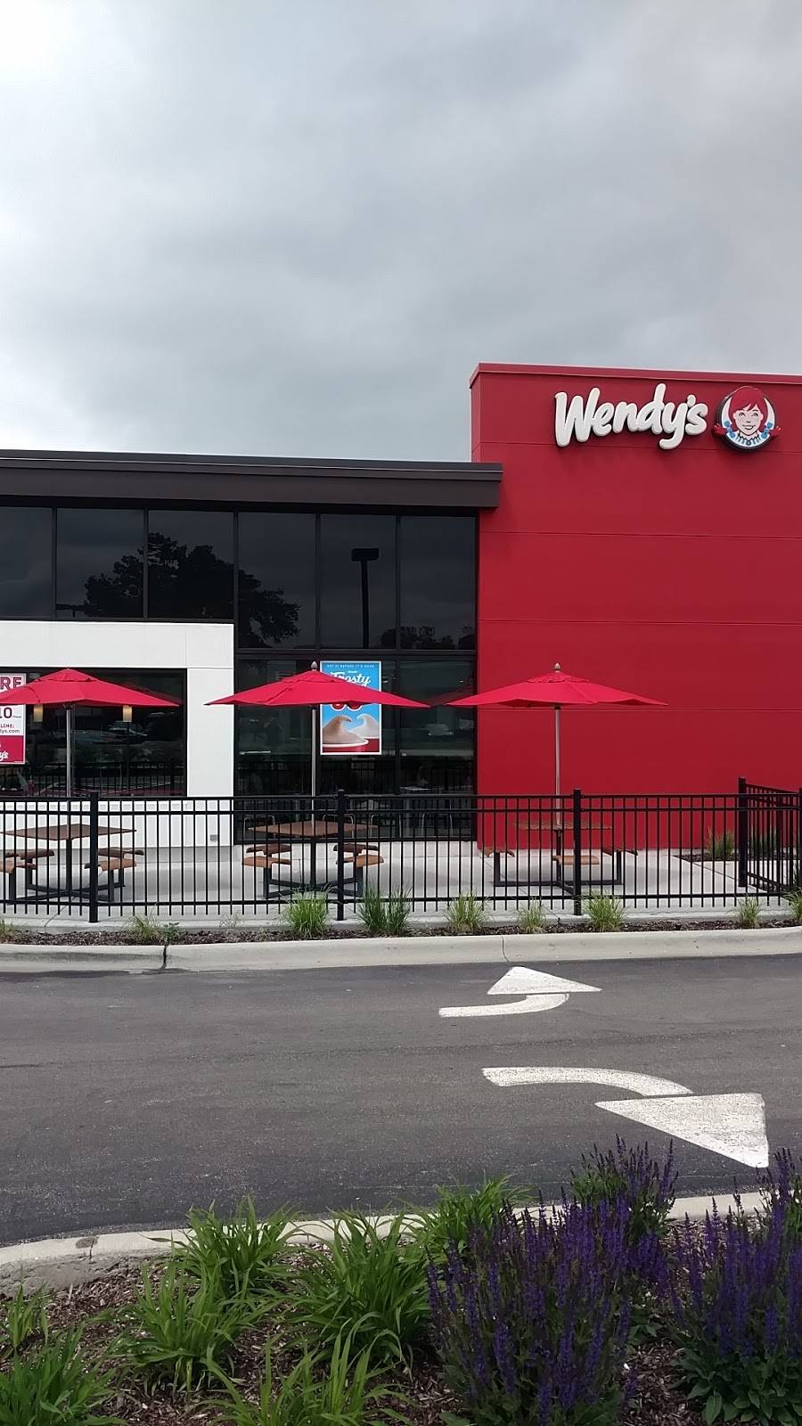 Wendys | restaurant | 320 E Ogden Ave, Westmont, IL 60559, USA | 6303231379 OR +1 630-323-1379