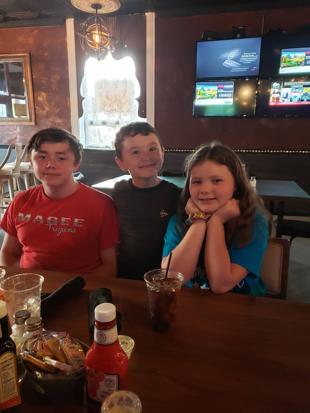 The Vault Eatery And Drinkery | restaurant | 101 Main Ave N, Magee, MS 39111, USA | 6014397242 OR +1 601-439-7242