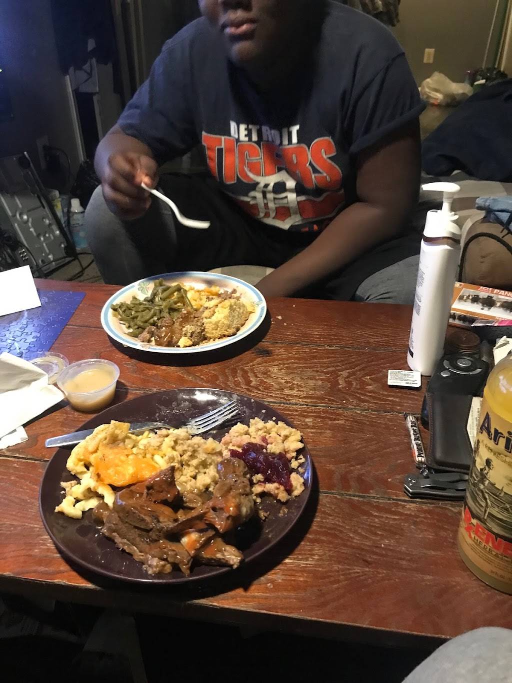 Auntie Bettys Cafe | restaurant | 19601 Grand River Ave, Detroit, MI 48223, USA | 3135376050 OR +1 313-537-6050