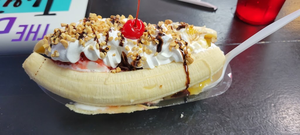 Twisters Shakes and Diner | restaurant | 2200 N Central St, Knoxville, TN 37917, USA | 8654749907 OR +1 865-474-9907