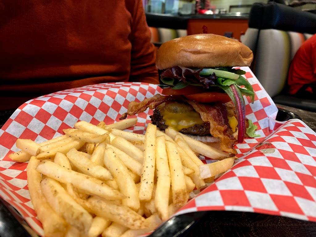 Heroes Pub & Grub | restaurant | 5940 W Union Hills Dr, Glendale, AZ 85308, USA | 6025883000 OR +1 602-588-3000