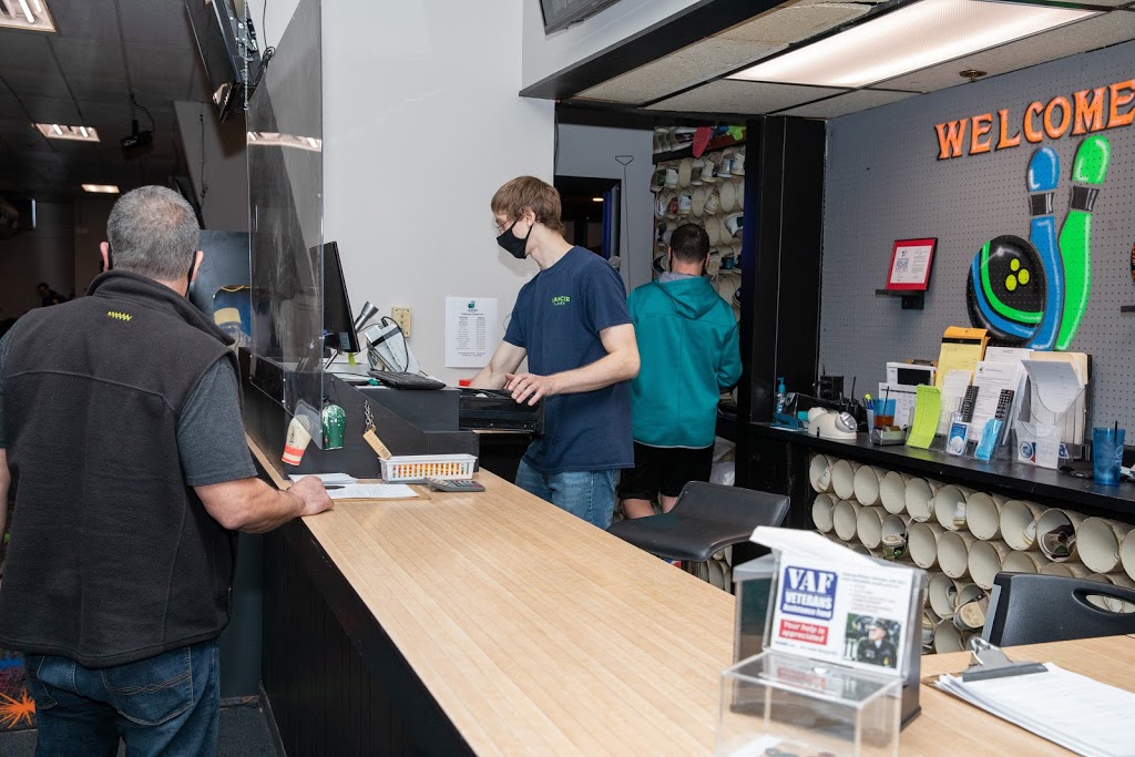 Lancer Lanes | restaurant | 3203 6th St SW, Cedar Rapids, IA 52404, USA | 3193641506 OR +1 319-364-1506