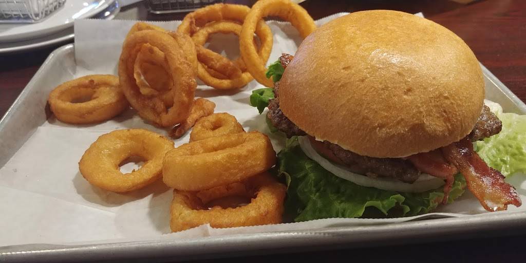 Referees Bar & Grille | restaurant | 888 E Washington St, Winchester, IN 47394, USA | 7655958948 OR +1 765-595-8948