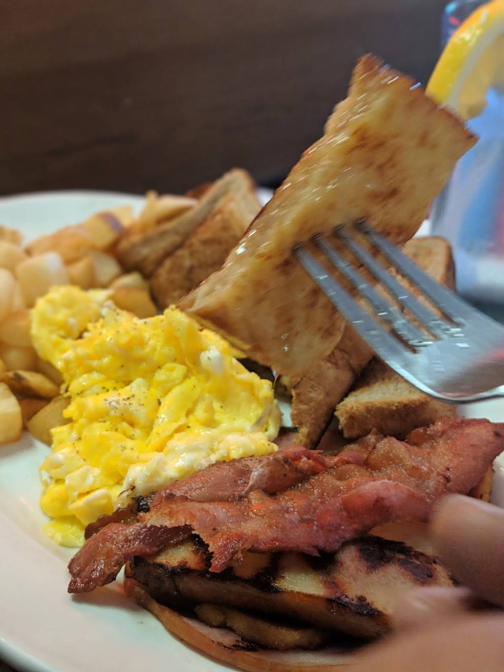 Johnnys Original Eatery | restaurant | 850 King St W, Oshawa, ON L1J 2L5, Canada | 9055767748 OR +1 905-576-7748