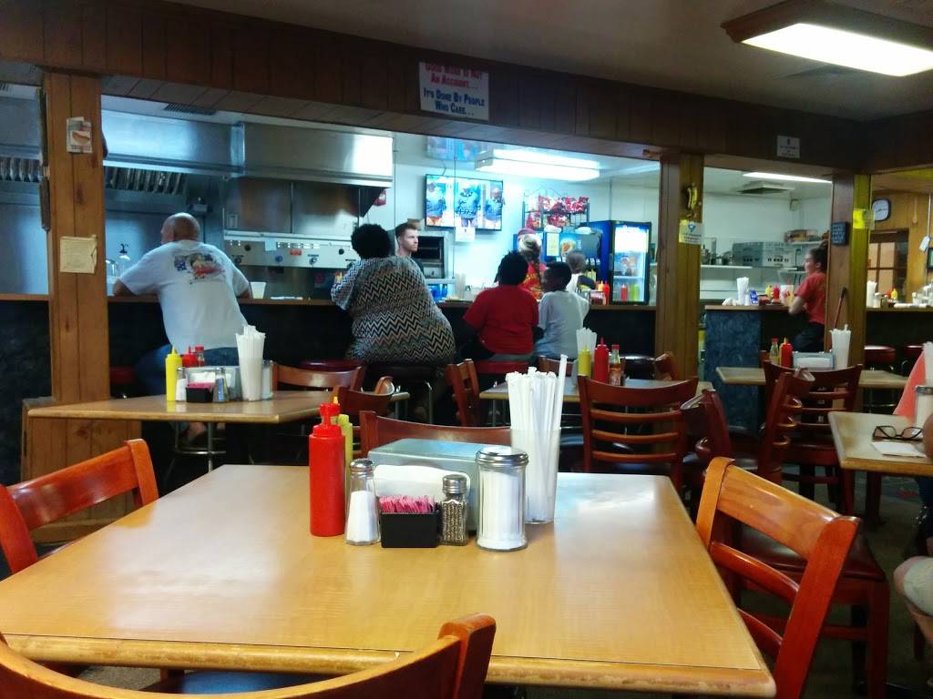 Guss Hot Dog King | restaurant | 10725 Jefferson Ave, Newport News, VA 23601, USA | 7575951630 OR +1 757-595-1630