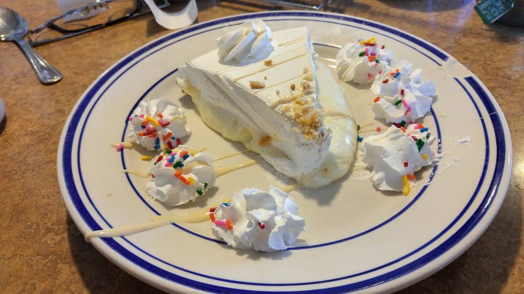 Country Junction Restaurant | restaurant | 1669 Willard Dr, Freeport, IL 61032, USA | 8152357197 OR +1 815-235-7197