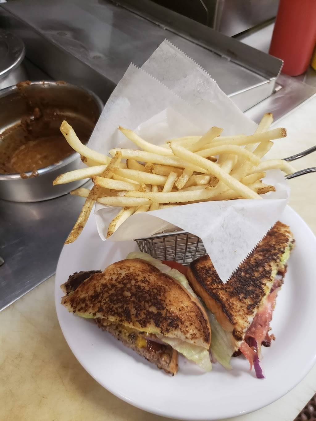 Louies Texas Red Hots | restaurant | 1098 Elmwood Ave, Buffalo, NY 14222, USA | 7168824687 OR +1 716-882-4687