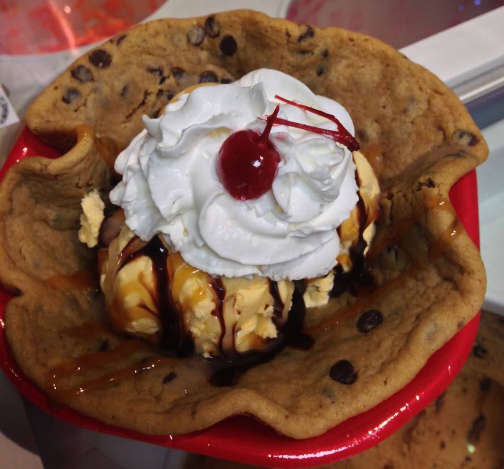 Belles Ice Cream Bar | bakery | 31 Fort Thompson Ave, LaBelle, FL 33935, USA | 2394710462 OR +1 239-471-0462