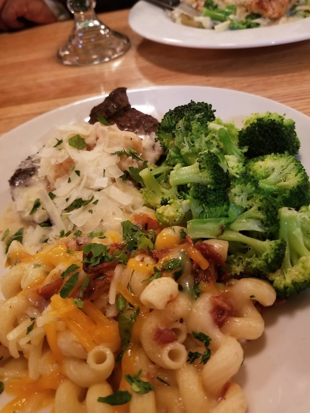 Applebees Grill + Bar | restaurant | 6310 Richmond Hwy, Alexandria, VA 22306, USA | 7037681636 OR +1 703-768-1636