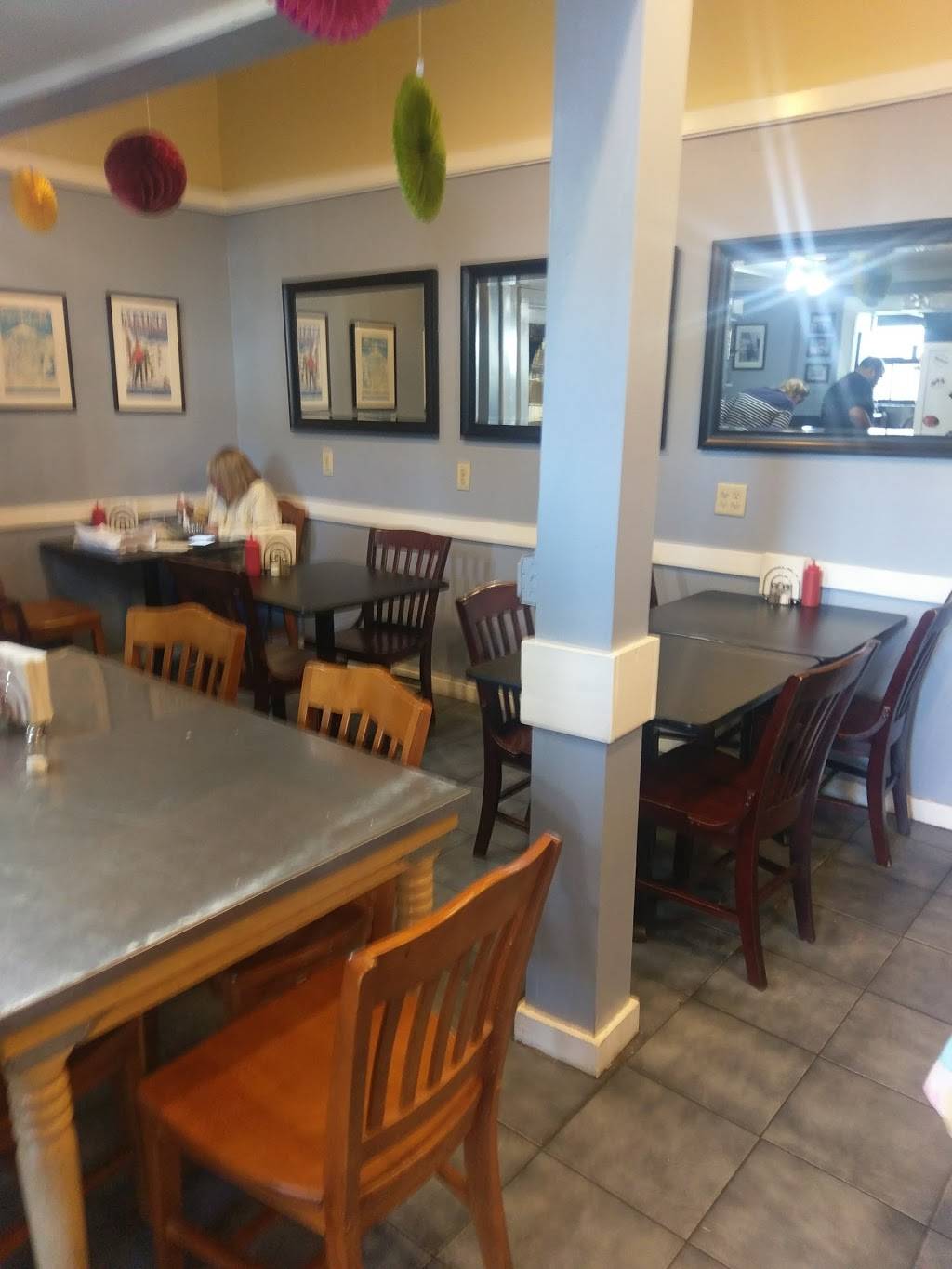 Fat Tomato Grill | restaurant | 241 York St #3, York, ME 03909, USA | 2073635333 OR +1 207-363-5333