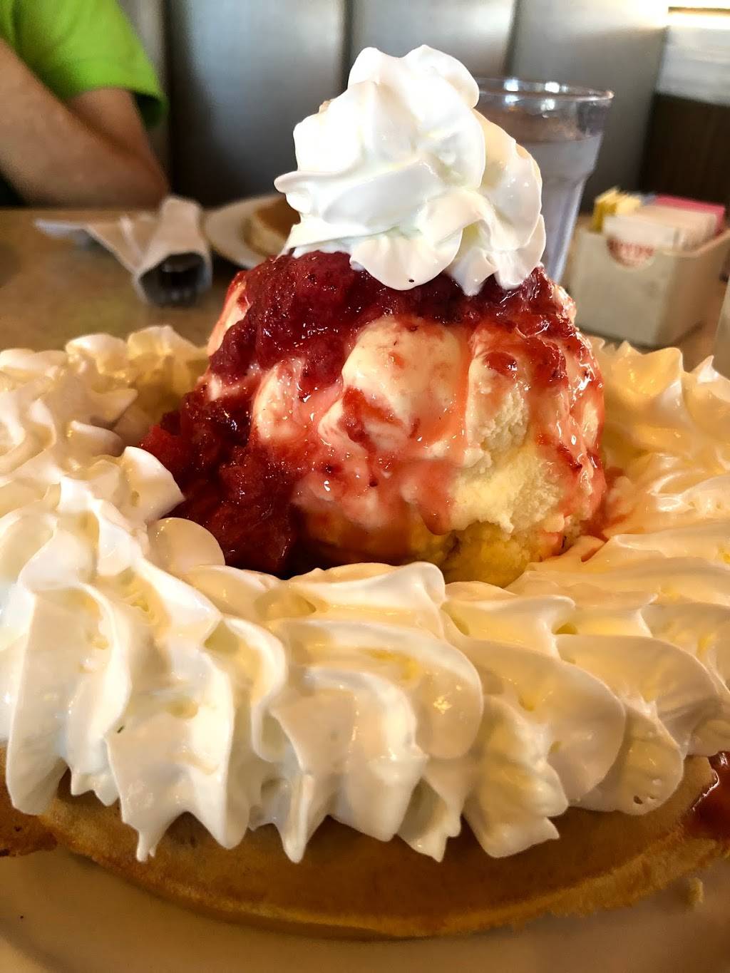 Molly Js | restaurant | 3150 Panama Ln, Bakersfield, CA 93313, USA | 6618347372 OR +1 661-834-7372