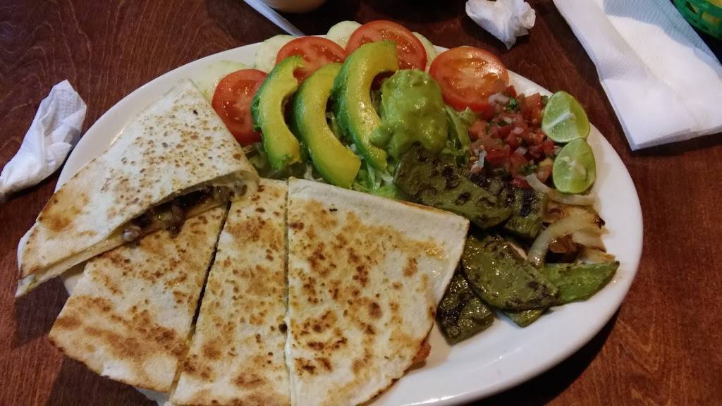 Los Caporales Mexican Food & Seafood Restaurant | restaurant | 2112 E California Ave, Bakersfield, CA 93307, USA | 6613278566 OR +1 661-327-8566