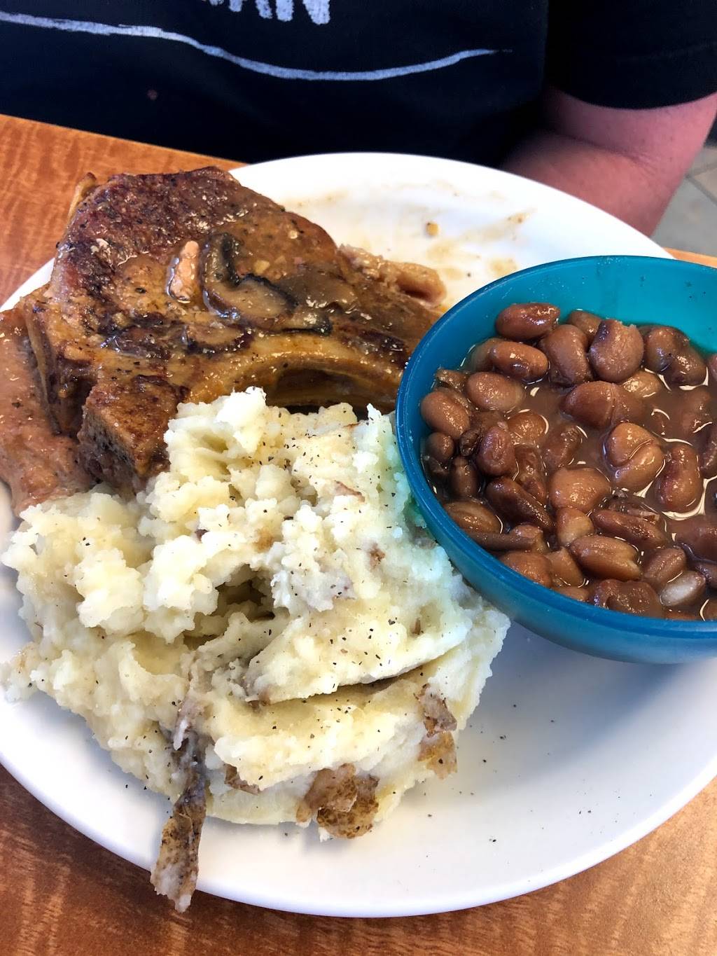 Neighborhood cafe | restaurant | 317 West Dr, White House, TN 37188, USA | 6153341891 OR +1 615-334-1891