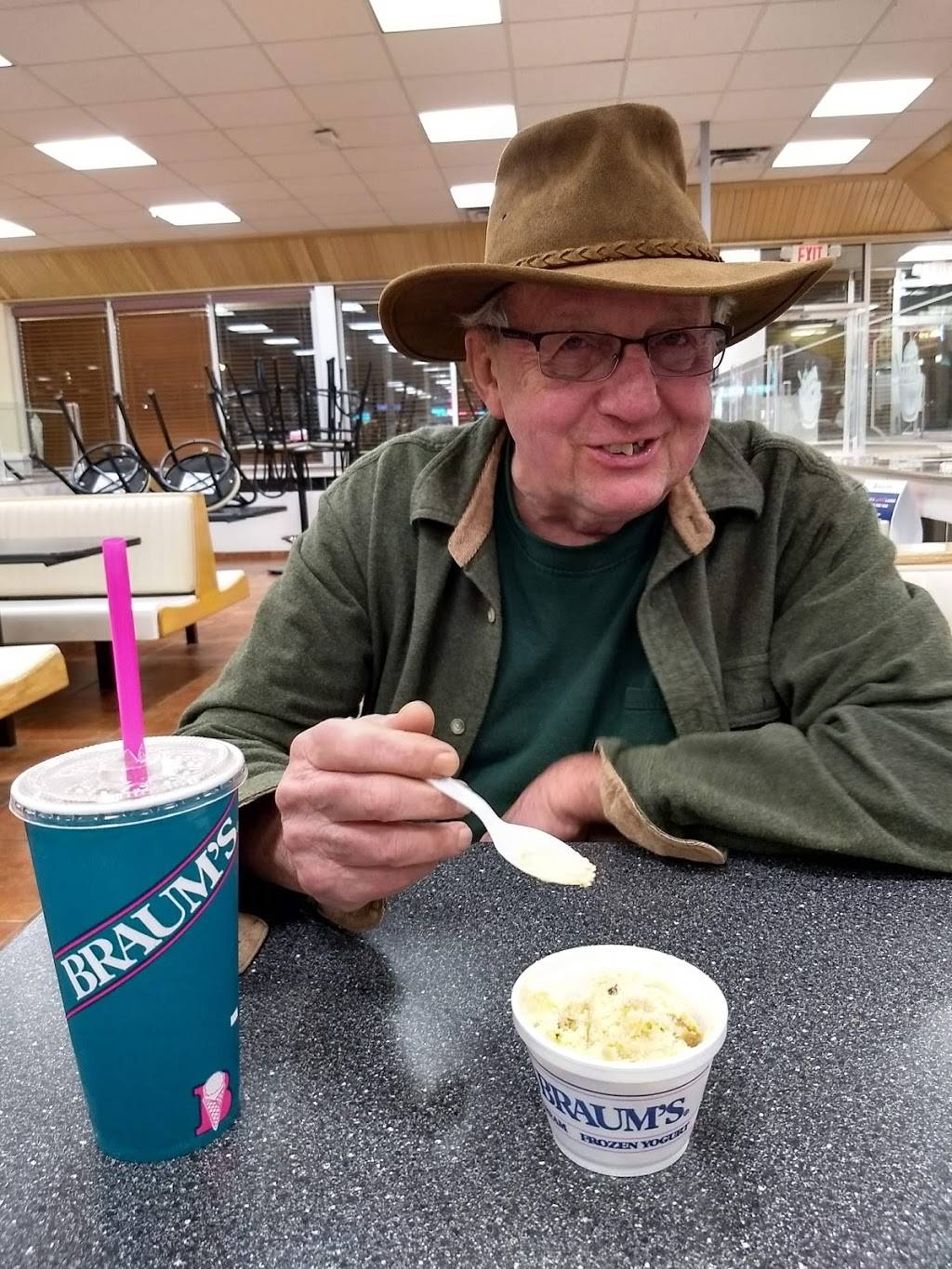 Braums Ice Cream & Burger Restaurant | restaurant | 3641 N Rock Rd, Wichita, KS 67226, USA | 3166341470 OR +1 316-634-1470